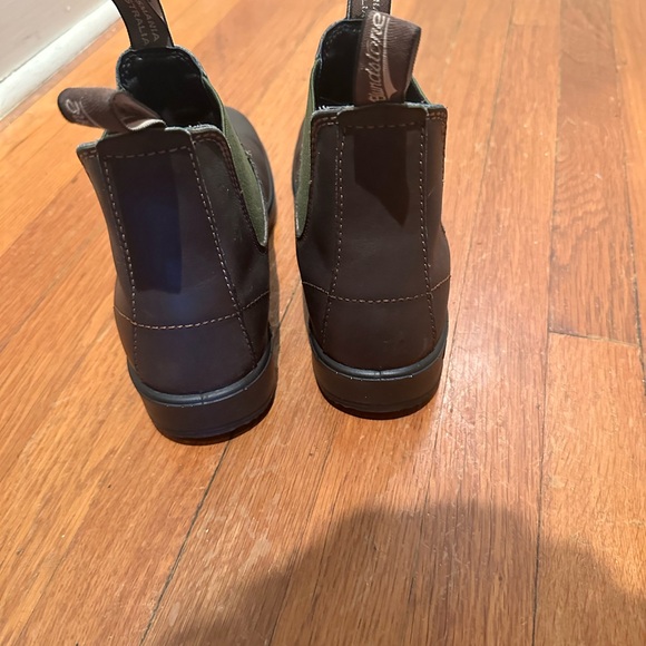Blundstone Boots with Elastic Panels and Pull Tab (like new condition.) - Picture 2 of 7